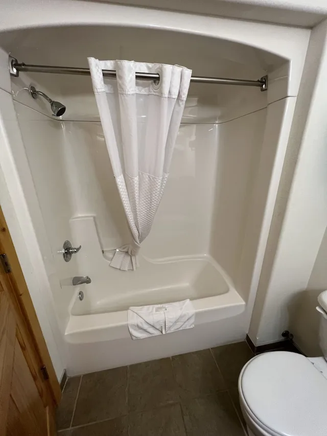 جناح سيغنتشر بسرير كينج، FairBridge Inn & Suites Williston, ND 3/3