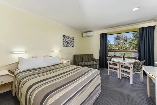 غرفة قياسية بسرير كوين مع أريكة، WILLIAM MACINTOSH MOTOR LODGE 1/2