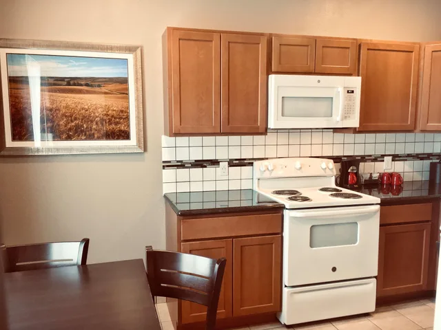 Downstairs, Suite, King Bed, Queen Murphy Bed, Kitchen، Best Western Wheatland Inn 4/4