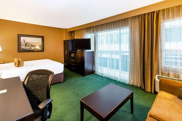 غرفة بسرير كوين مع أريكة، La Quinta Inn Suites By Wyndham Seattle Downtown 3/3