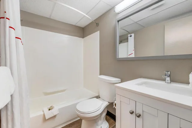 Superior, King Bed, Hot Tub, Bridge Views Inn Stroudsburg 3/4