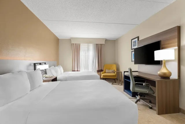 غرفة بسريرين كوين مع أريكة لذوي الإعاقة، Comfort Suites Near Universal Orlando Resort 4/9