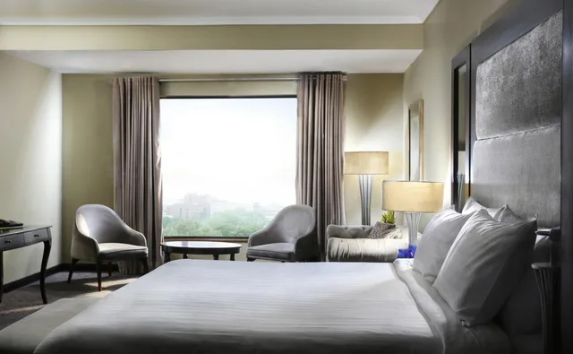 غرفة تنفيذية تنفيذية بسريرين منفصلين بإطلالة على المدينة مع دخول الصالة، Four Points by Sheraton Lahore 1/3