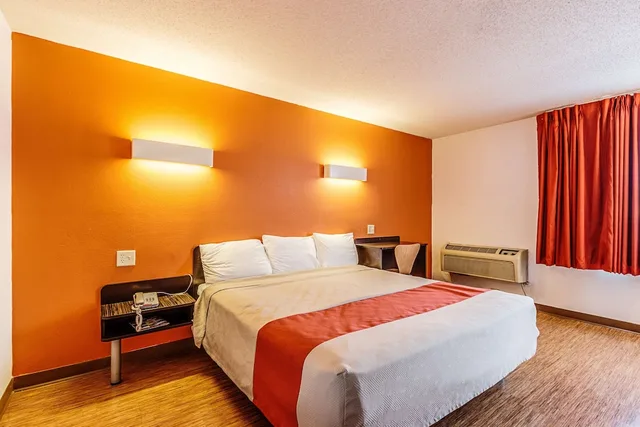 غرفة ديلوكس بسرير كينج بجاكوزي، Motel6 Wisconsin Rapids Wi 5/9