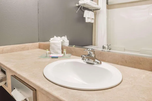 جناح تنفيذي بسرير كينج مع أريكة بجاكوزي، Super 8 By Wyndham Quebec City 10/10