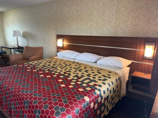 غرفة بسرير كينج، American Inn 3/10