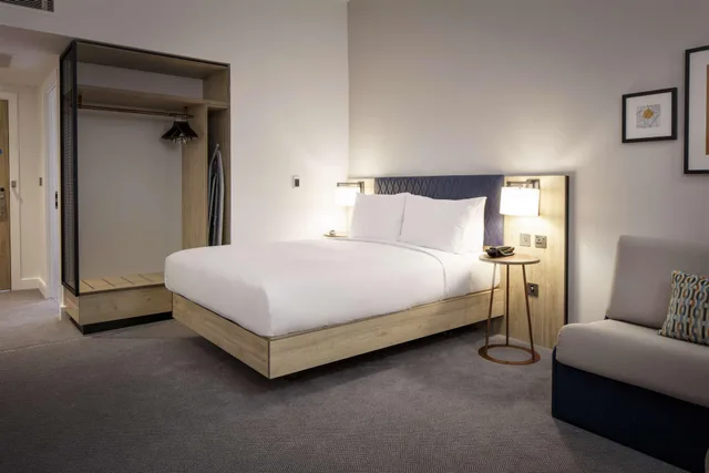 Room, Queen Bed, Hilton Garden Inn Stoke On Trent 1/3