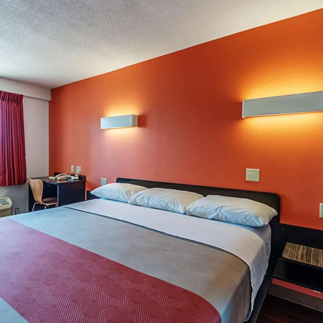 1 King Bed - Mobility Accessible Tub, Nsmk، Motel6 Martinsburg, WV 3/10
