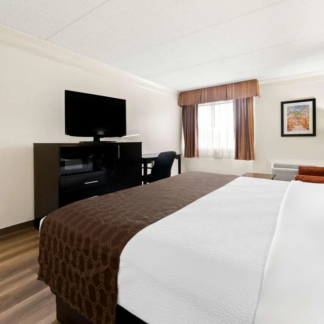 Room, King Bed, Sofa, Best Western Riverside Inn 5/8