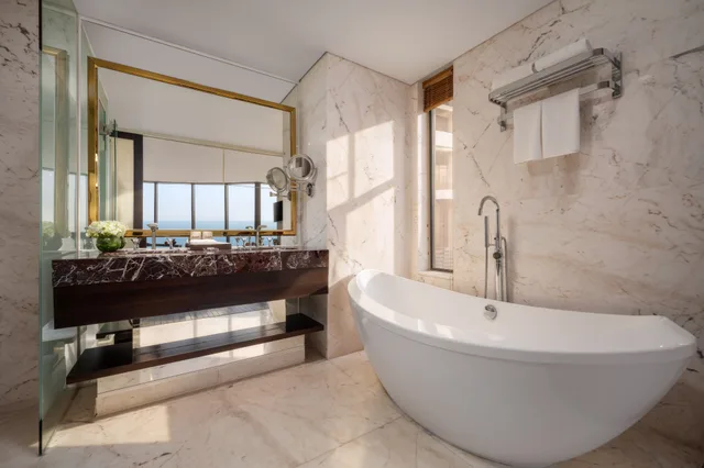Premier, Suite, Beach Front, Holiday Beach Hotel Danang 4/5