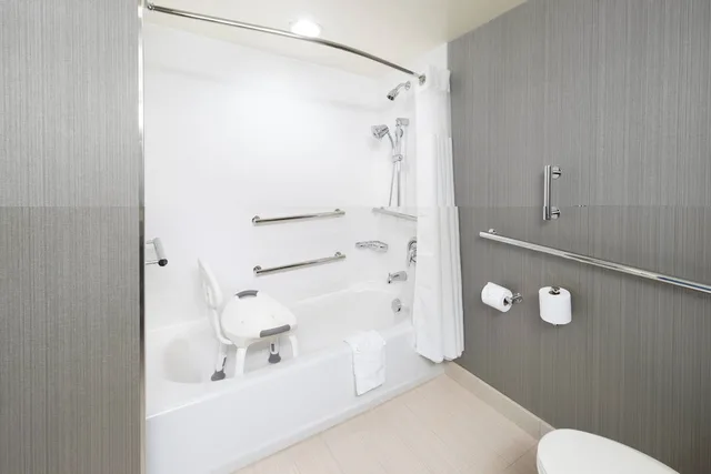 جناح بسرير كينج مع أريكة لذوي الإعاقة، Courtyard By Marriott Bowie 1/1