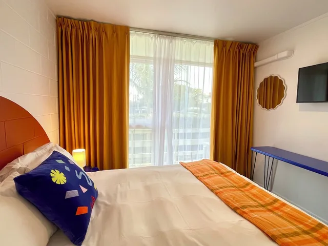 جناح سوبيريور بسرير كوين وسرير فردي بغرفة نوم واحدة مع أريكة بمطبخ، Mt Eden Motel 1/7