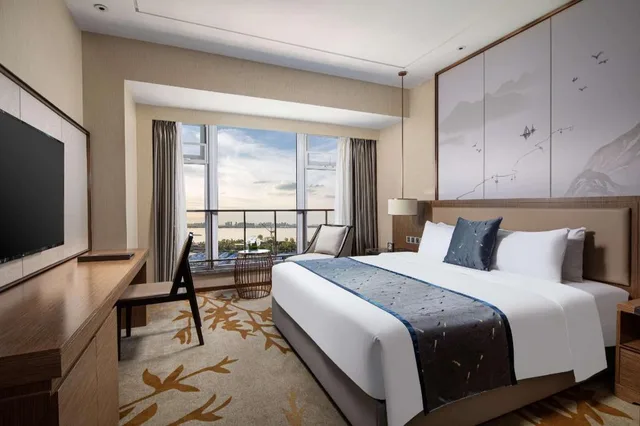 غرفة بزنس بسرير كينج، Ramada by Wyndham Wuhan Qingshan 2/2