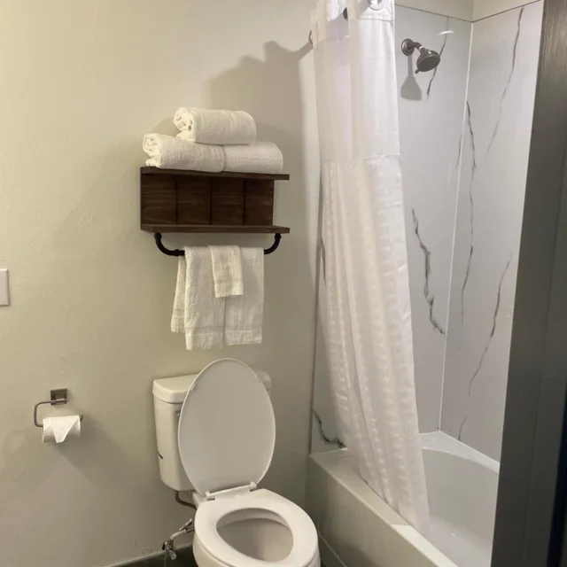 جناح بسريرين كوين بحوض استحمام لذوي الإعاقة، Ramada by Wyndham Studio Suites Dothan 5/5