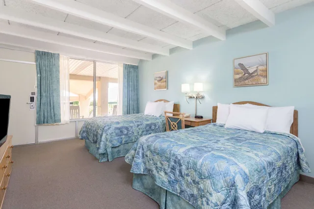 غرفة بسريرين مزدوجين، Days Inn & Suites By Wyndham Jekyll Island 3/10
