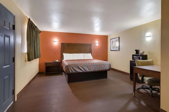Efficiency, Suite, King Bed, Sofa, Smoking، New Orleans East Hotel 1/2