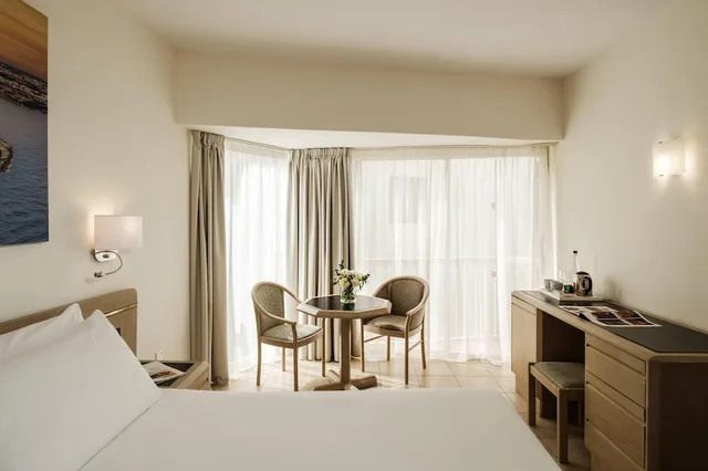 غرفة قياسية بسرير مزدوج أو سريرين منفصلين بإطلالة جزئية على البحر، The Diplomat Hotel 2/2