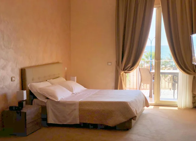 جناح جونيور بإطلالة على البحر، Hotel Riviera Palace 2/4