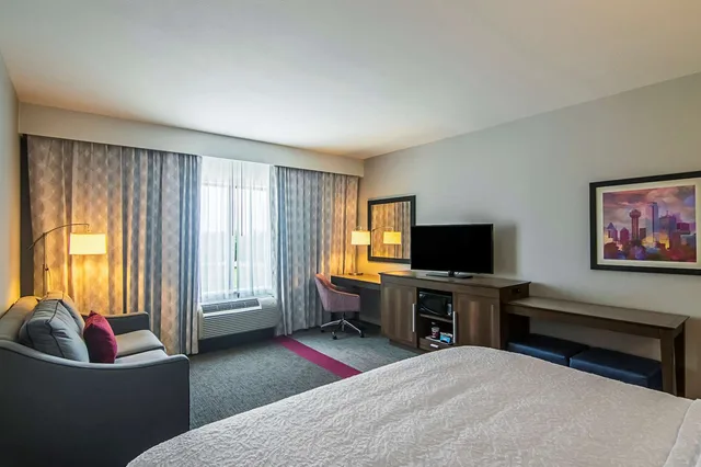غرفة تنفيذية بسرير كينج، Hampton Inn & Suites Dallas/Richardson 4/6