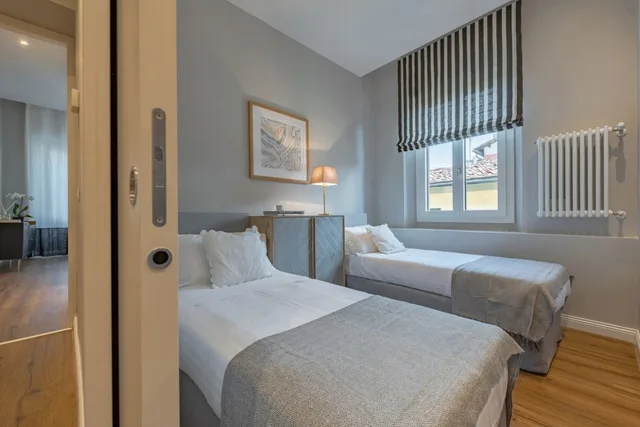 شقة بسريرين منفصلين بغرفتي نوم مع أريكة، Flamingo Luxury Apartment 2/10