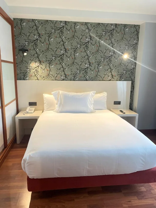 غرفة بسرير كوين، San Fermin Suites 8/10