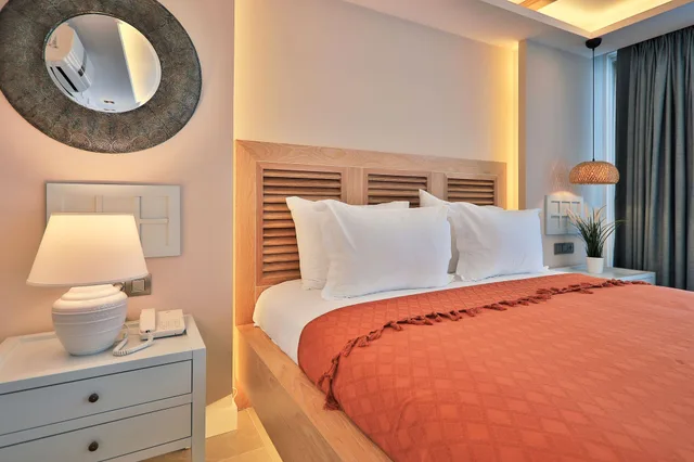 غرفة كلاسيكية بسرير كوين، Kalkan Saray Suites Hotel 9/10