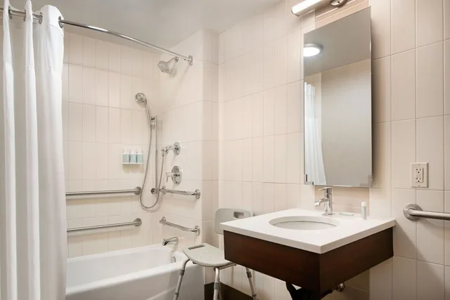غرفة بسرير كينج بغرفة نوم واحدة مع أريكة، Residence Inn by Marriott New York Manhattan/ Midtown Eastside 4/6