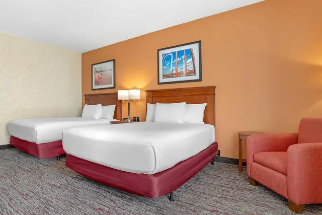غرفة بسريرين كوين بحوض استحمام في طابق مرتفع لذوي الإعاقة، DRURY INN AND SUITES BATON ROUGE 3/5