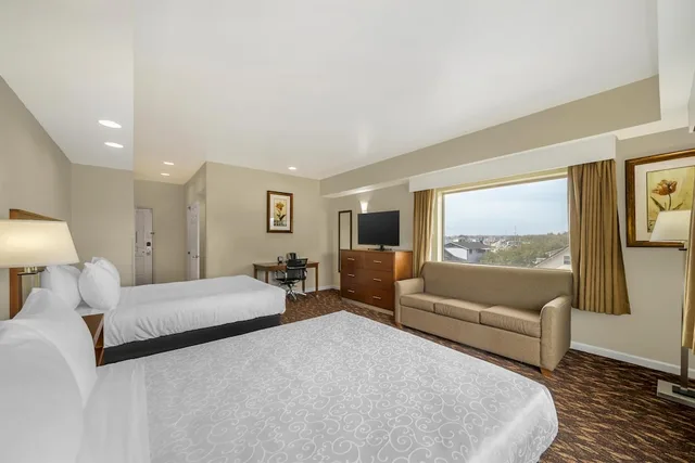 غرفة قياسية بسريرين كوين بإطلالة على المدينة، Best Western Plus Northwoods Inn 2/8