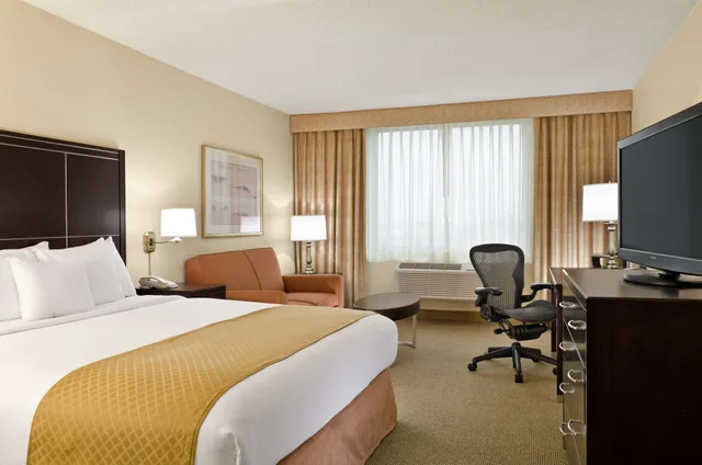 غرفة قياسية بسرير كينج، DoubleTree by Hilton Los Angeles - Commerce 1/2