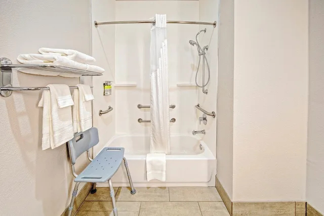 غرفة قياسية لذوي الإعاقة، Holiday Inn Express Hotel Suites Clarksville 3/3