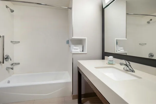 غرفة بسرير كينج مع أريكة بحوض استحمام لذوي الإعاقة، Courtyard Redwood City 3/6
