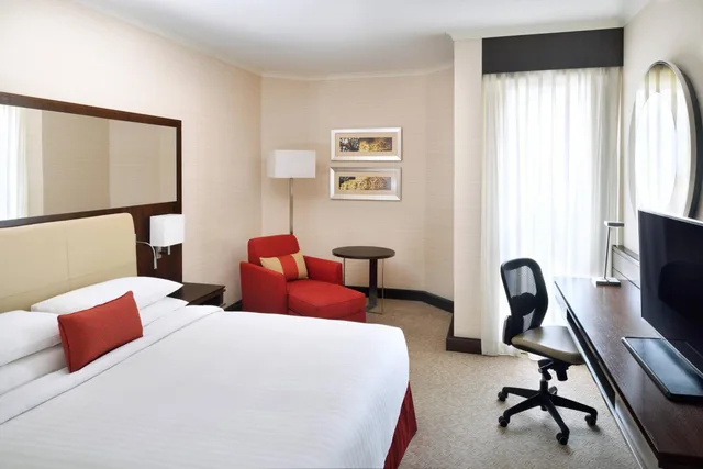 غرفة تنفيذية تنفيذية بسرير كينج مع دخول الصالة، فندق الرياض ماريوت(Marriott Riyadh) 1/3