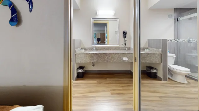 غرفة قياسية بسرير مزدوج، Rodeway Inn and Suites Fort Lauderdale Airport and Cruise Port 8/8