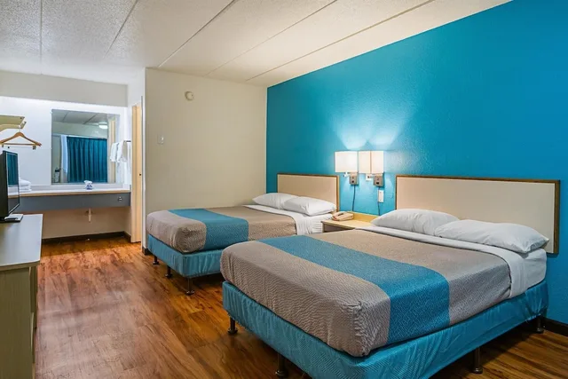 غرفة قياسية بسريرين مزدوجين لذوي الإعاقة، Motel6 Knoxville, TN - North 2/10