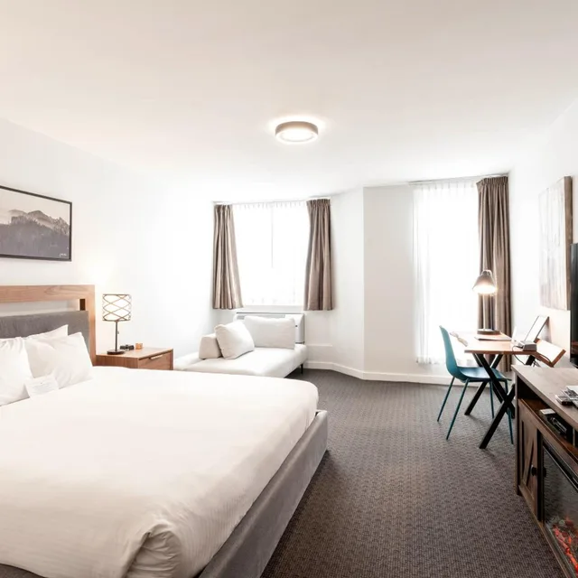 غرفة ديلوكس بسرير كينج بإطلالة على الجبل بشرفة، Adara Hotel 7/10