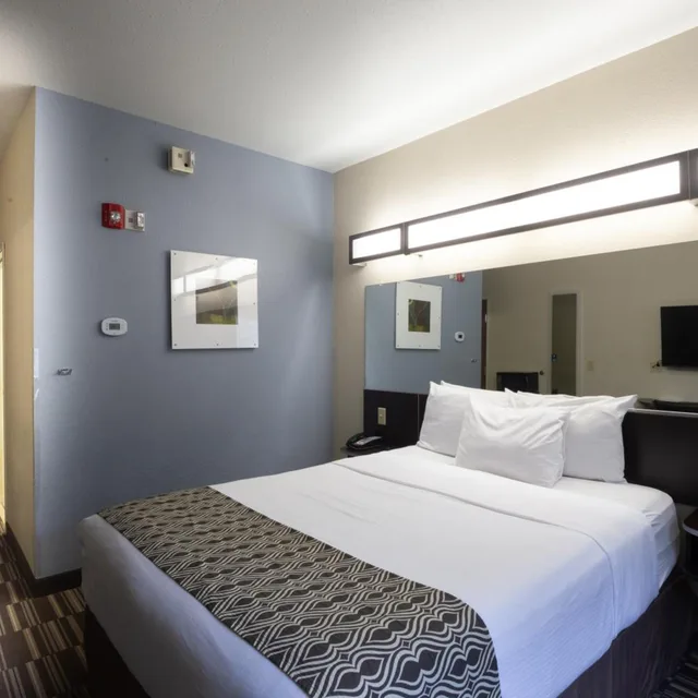 غرفة بسرير كوين بحوض استحمام لذوي الإعاقة، Microtel Inn & Suites By Wyndham Waynesburg 3/10