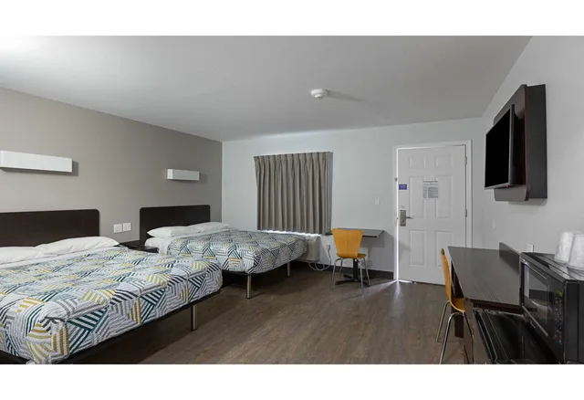 غرفة رباعية بسريرين كوين، Motel6 Show Low, AZ 3/6