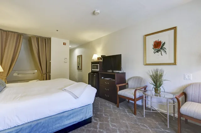 غرفة سوبيريور بسرير كينج، Forest Villas Hotel - Prescott 2/3