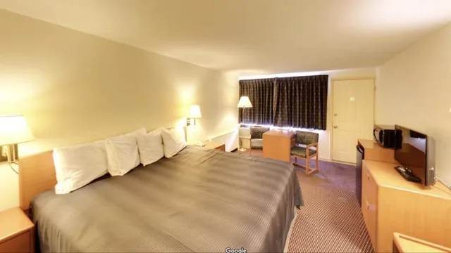 غرفة بسرير كوين، Travelers Inn 1/2