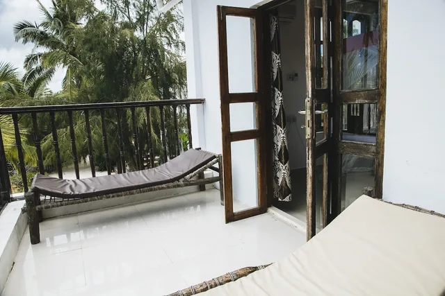 غرفة بسرير كينج بإطلالة على البحر بشرفة، Moonshine Uroa Boutique Hotel 2/3