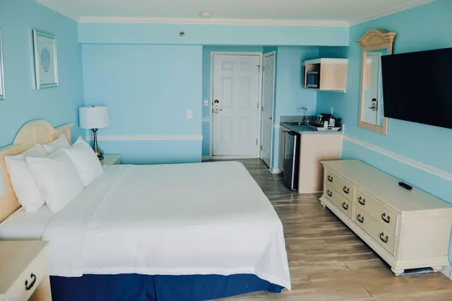 جناح استوديو بسرير كينج بإطلالة على البحر بشرفة، Drifting Sands Oceanfront Hotel 3/10