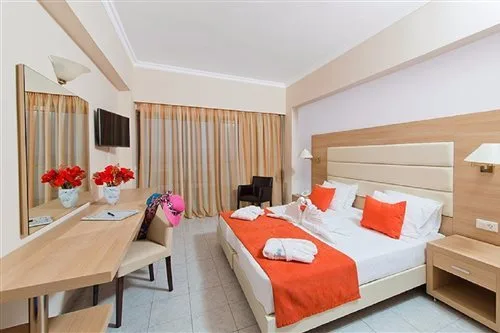 غرفة بسرير مزدوج بإطلالة جزئية على البحر، Belair Beach Hotel 1/2