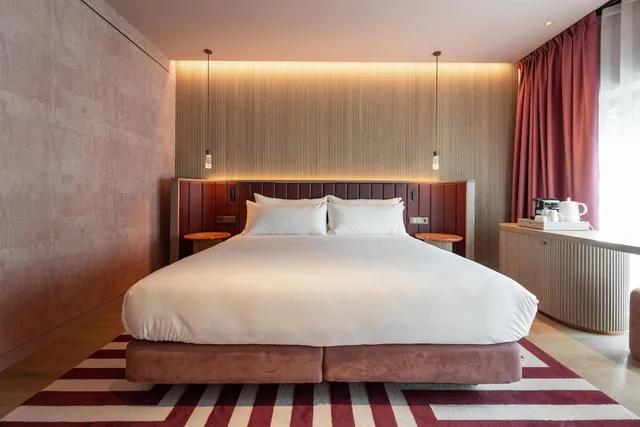غرفة غراند بسرير كينج بشرفة، Hotel Palacio Bellas Artes San Sebastian, Curio Collection by Hilton 4/10
