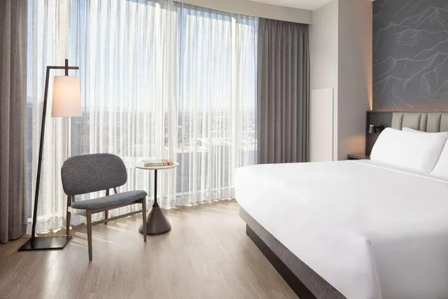 جناح بسرير كينج بغرفة نوم واحدة مع أريكة، Hyatt Regency Salt Lake City 1/1