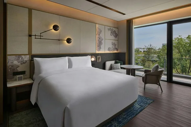 غرفة بسرير كينج بإطلالة على الحديقة، Suzhou Marriott Hotel Yangcheng Lake 2/4