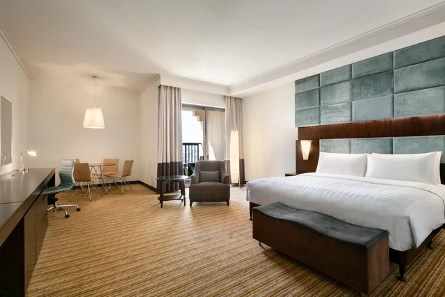 Traders, Club, Premier, King Bed, Lounge Access، Traders Hotel, Qaryat Al Beri, Abu Dhabi 1/2