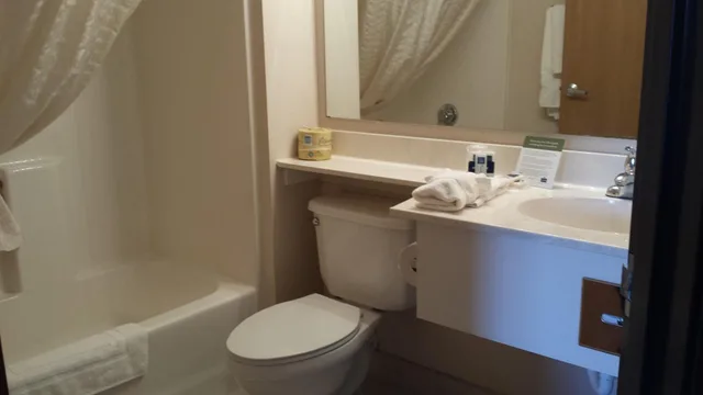 جناح استوديو سوبيريور بسرير كوين مع أريكة، Americinn By Wyndham Madison Sd 5/6