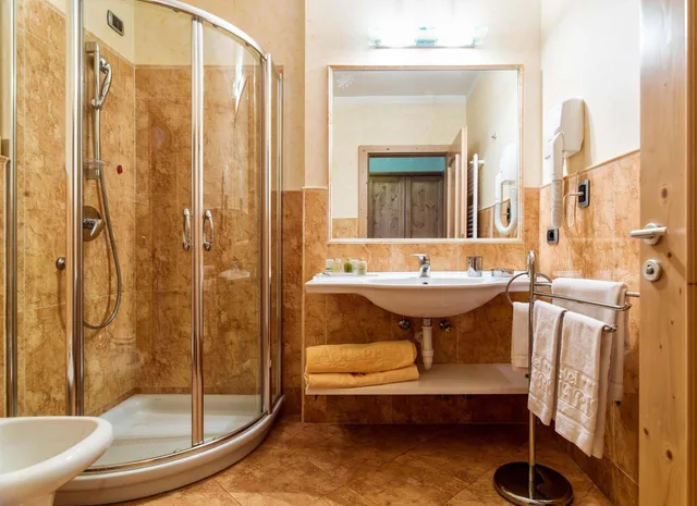 جناح، Leading Relax Hotel Maria 5/8