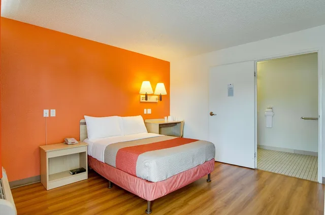 Standard, Double Bed, Smoking, Accessible, Motel6 Tacoma, WA - Fife 2/3